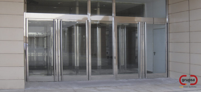 Entrada com portas giratórias de vidro