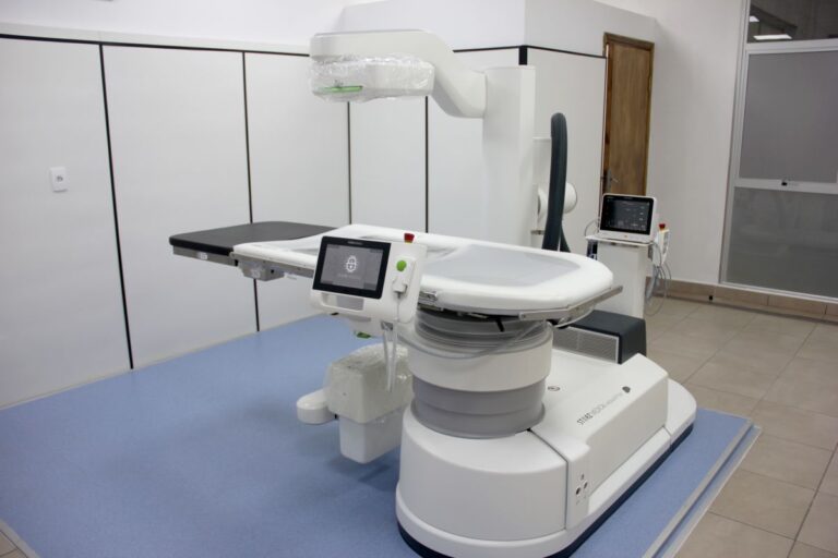 Equipamento de litotripsia extracorpórea instalado em sala hospitalar