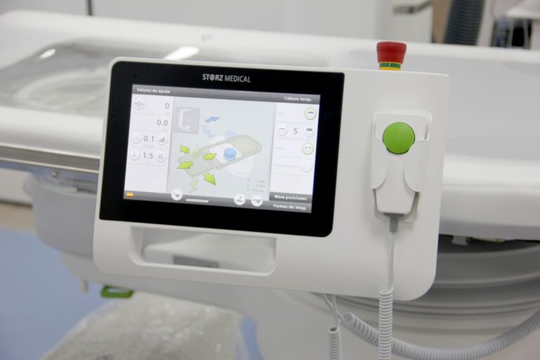 Painel de comando de equipamento de litotripsia