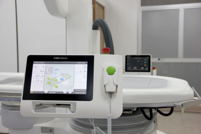 Painel de comando e monitores do equipamento de litotripsia